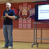 Мартинкевич А. М. (зам. директора администрации ПВТ)  проводит семинар для учителей о возможностях Scratch